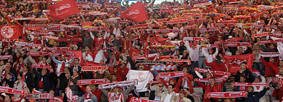 Los seguidores del Sevilla FC celebrando la victoria de su equipo en la final de la Copa de la UEFA. (EFE).